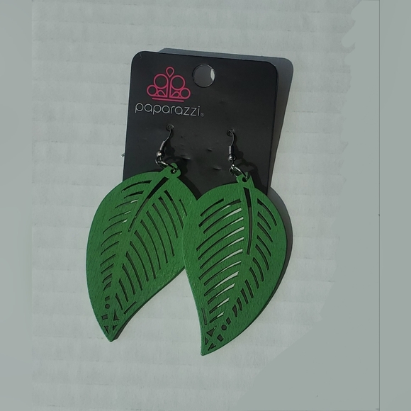 Paparazzi Green Leaf Earrings - Picture 1 of 2